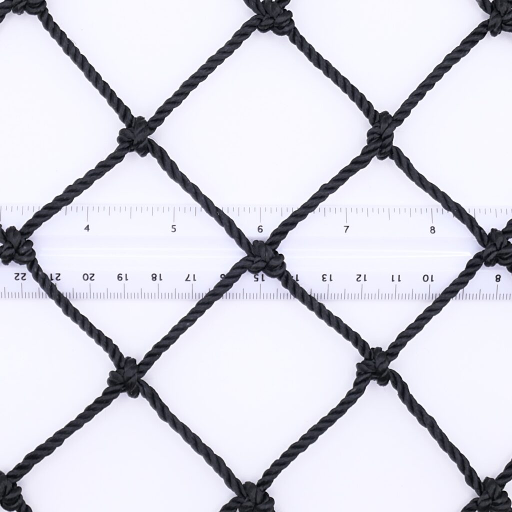 Durable twisted knotted mesh